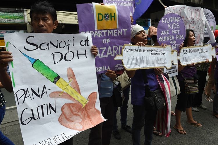 Warga Filipina melakukan aksi demonstrasi di depan kantor Departemen Kesehatan di Manila, Selasa (5/12/2017).