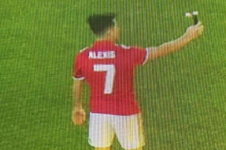 Foto Alexis Sanchez menggunakan kostum nomor 7 Manchester United telah viral sejak Minggu (21/1/2018). 