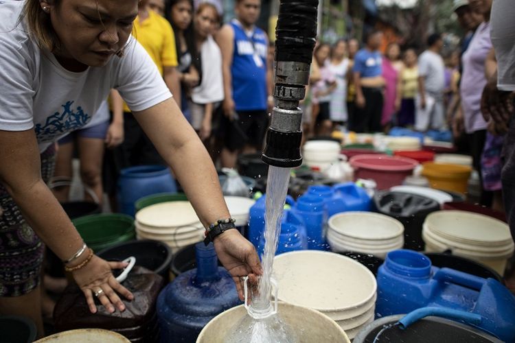 Penduduk Mandaluyong City, Manila, mengatre untuk mendapat air yang dibawa oleh truk, Jumat (15/3/2019), setelah keran air di rumah mereka mengering.