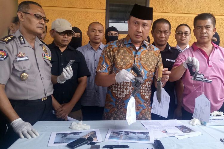 Kapolda Jabar Irjen Agung Budi Maryoto tengah melakukan ekspose pelumpuhan tiga pelaku ranmor antarprovinsi yang diketahui kelompok lampung dan sejumlah barang buktinya di RS Sartika Asih, Kota Bandung, Minggu (19/11/2017).