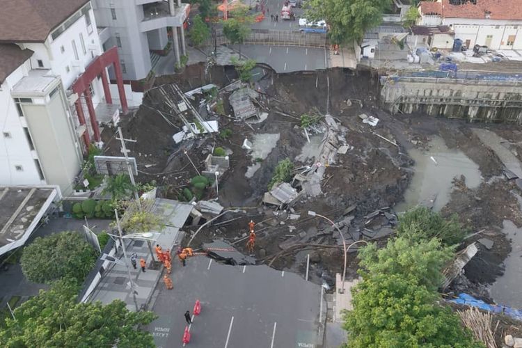 Sebagian badan jalan di Gubeng, Surabaya, mendadak ambles pada Selasa (18/12/2018) malam.