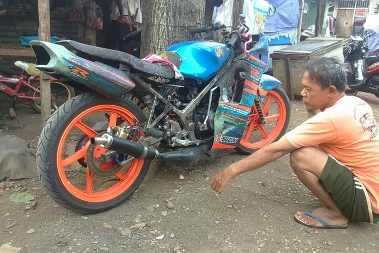 Suzuki RGR milik Robby Chow yang terbakar gara-gara tumbang saat tengah dilas. Peristiwa ini terjadi beberapa pekan lalu saat Robby dan rekan-rekan di komunitas, RGR Rider Community tengah touring Jakarta-Bandung.