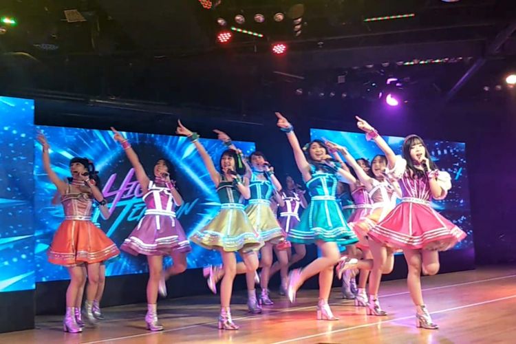 JKT48 saat beraksi membawakan Single ke-20 JKT48 High Tension di JKT48 Teater di FX Sudirman, Jakarta Pusat, Rabu (30/1/2019).