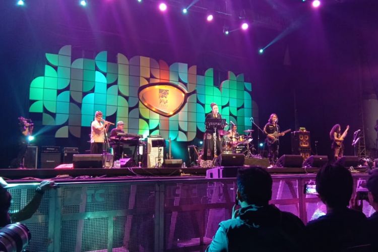 Dewa Budjana berkolaborasi dengan penyanyi Soimah dan pemain bas asal India, Mohini Dey, dalam pergelaran BNI Java Jazz Festival di JIExpo Kemayoran, Jakarta Pusat, Jumat (1/3/2019) dini hari.