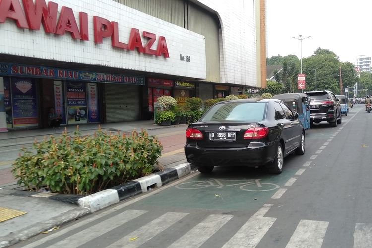 Kendaraan terparkir di jalur sepeda di kawasan Blok M, Jakarta Selatan, Rabu (18/9/2019)