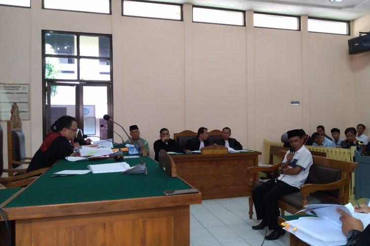 Priyanto alias Mbah Pri menjadi saksi mahkota untuk terdakwa Dwi Irianto alias Mbah Putih dalam sidang kasus mafia bola di Pengadilan Negeri (PN) Banjarnegara, Jawa Tengah, Senin (20/5/2019).