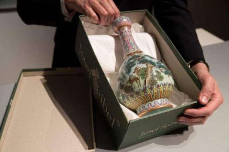 Vas antik yang diyakini dibuat pada masa Dinasti Qing pada abad ke-18 di China akan dilelang di Perancis bulan depan.