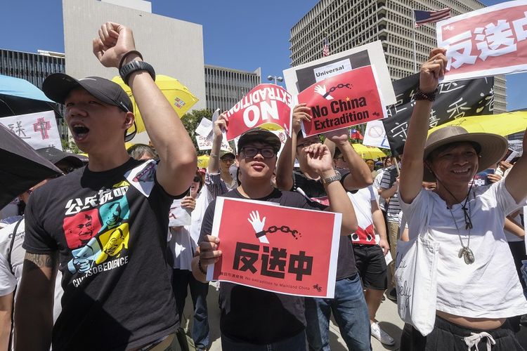 Warga Hong Kong turun ke jalan melakukan aksi unjuk rasa menentang undang-undang ekstradisi ke China, Minggu (9/6/2019).