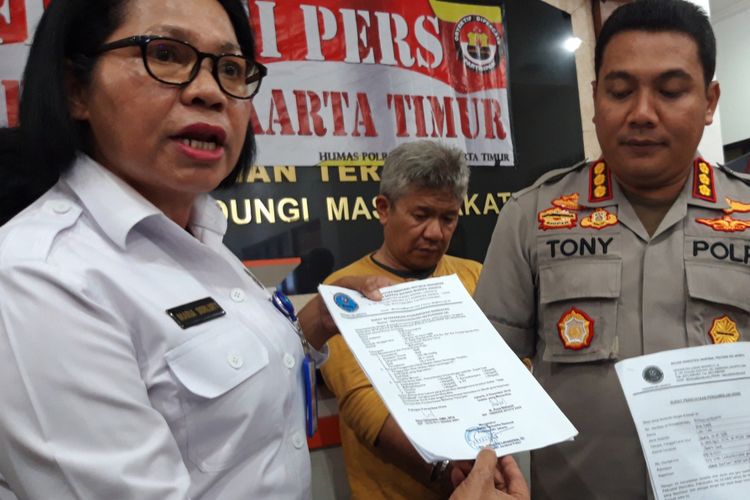 Kapolres Metro Jakarta Timur Kombes Pol Yoyon Tony Surya dan Kabid BNNP DKI Jakarta Maria Sorlury dalam pengungkapan kasus pemalsuan surat keterangan narkoba atas nama BNN, di Polres Metro Jakarta Timur, Selasa (11/12/2018)