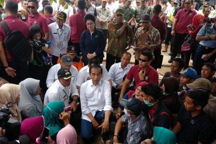 Presiden Jokowi saat berdiskusi dengan warga korban tsunami di Lampung Selatan.