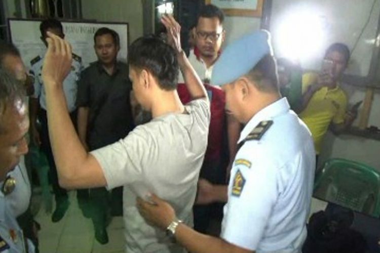 Terpidana terorisme Chandra Jaya alias Abu Yasin alias Abinya Yasin (31) yang divonis penjara 3 tahun di PN Jakarta Timur, dipindahkan ke Lembaga Pemasyarakatan (Lapas) Kelas IIB Polman setelah menjalani tahanan selama enam bulan di Mako Brimob Depok, Jakarta Timur, Jumat malam (28/7/2017).