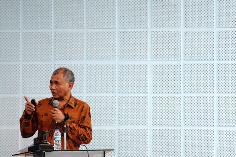 Ketua Komisi Pemberantasan Korupsi (KPK) Agus Rahardjo berbicara pada seminar nasional di kampus Universitas Hasanuddin (Unhas) Makassar, Sulawesi Selatan, Rabu (6/3/2019). Seminar nasional yang mengangkat tema Prospek Penegakan Hukum di Indonesia Pasca Pemilu 2019 yang menghadirkan pimpinan lembaga penegak hukum tersebut dalam rangkaian Dies Natalis ke-67 Fakultas Hukum Unhas Makassar. ANTARA FOTO/Abriawan Abhe/hp.