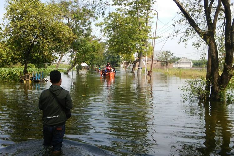 Banjir akibat luapan kali lamong melanda sejumlah wilayah di Gresik, salah satunya di Desa Morowudi di Kecamatan Cerme, Kamis (2/5/2019).