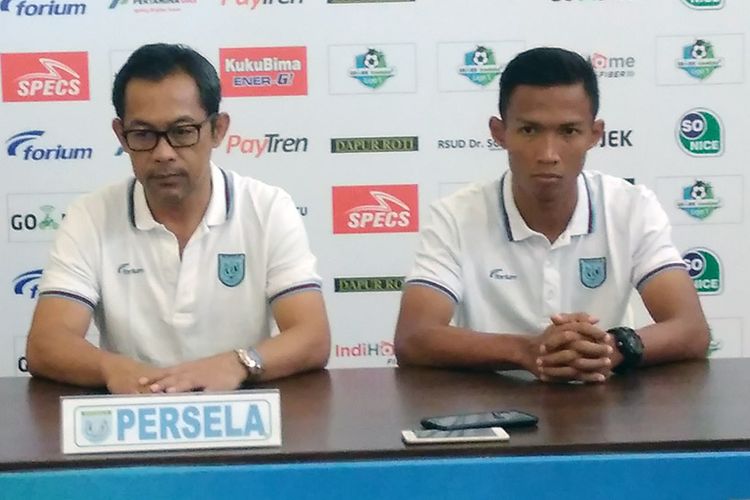 Pelatih Persela Lamongan Aji Santoso (kiri) bersama Eky Taufik.