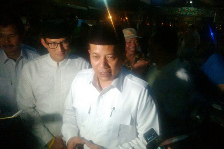 Wakil Ketua Umum DPP Partai Gerindra Ferry Juliantono (kanan) dan anggota Dewan Pembina DPP Partai Gerindra Sandiaga Uno di Solo, Jawa Tengah, Minggu (25/3/2018) petang.
