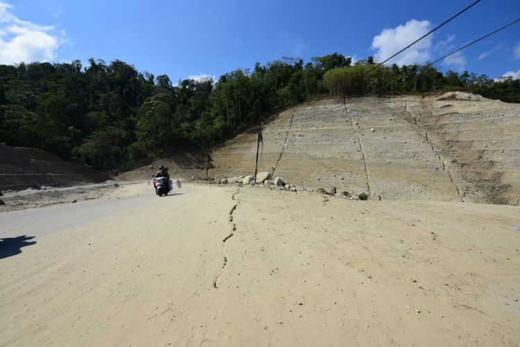 Menteri PUPR Basuki Hadimuljono mengecek penanganan jalur Palu-Parigi sepanjang 48 km, Senin (1/10/2018).