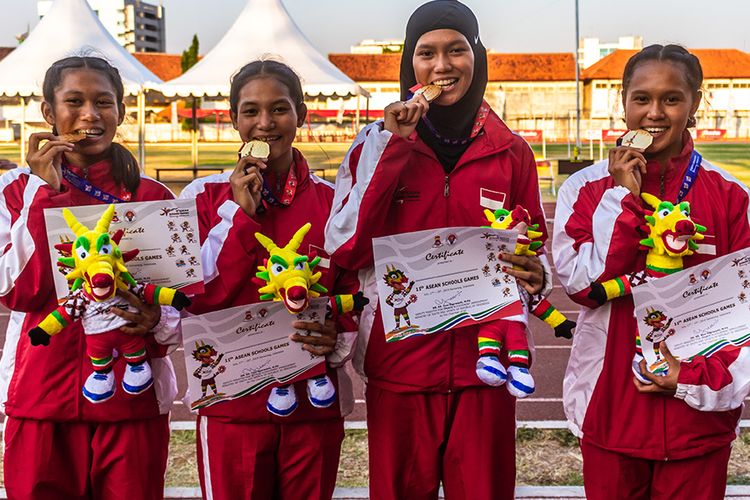 Tim pelari Indonesia Daniela Elim (kanan), Diva Aprilian (kedua kanan), Erna Nuryanti (kedua kiri) dan Raden Roselin (kiri) berfoto dengan medali emas usai penyerahan medali final Lari Estafet 4x100 meter Putri Atletik ASEAN Schools Games ke-11 Tahun 2019 di GOR Tri Lomba Juang, Semarang, Jawa Tengah, Senin (22/7/2019). Tim pelari putri Indonesia berhasil meraih medali emas dengan catatan waktu 46.83 detik disusul tim pelari Thailand dengan medali perak (47.20 detik) dan tim pelari Malaysia dengan medali perunggu (47.73 detik).