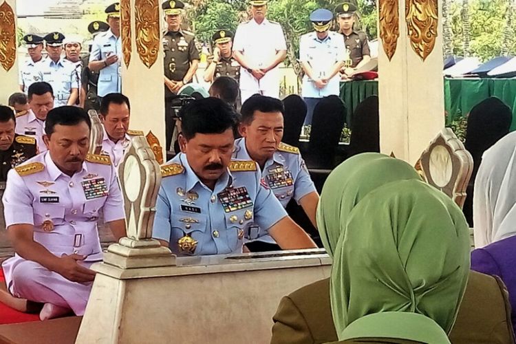 Panglima TNI Marsekal Hadi Tjahjanto saat berdoa di samping pusara Panglima Besar Jenderal Sudirman di Taman Makam Pahlawan Kusumanegara, Yogyakarta