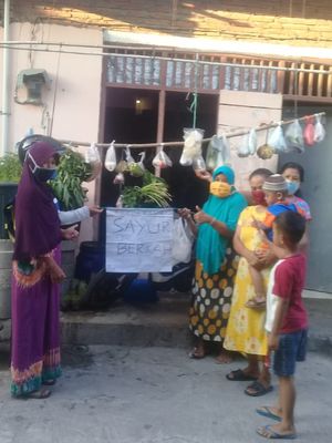 Salah satu inisiatif para perempuan dan ibu di Kampung Gilingan, Solo, Jawa Tengah, untuk meminimalkan dampak pandemi yang sangat terasa bagi perekonomian warga. Suka rela, mereka menyisihkan bahan pangan, digantung di depan rumah warga, untuk diambil siapa saja yang membutuhkan. 