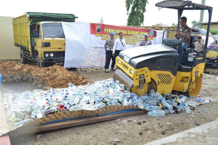 Kepolisian Resor Blora, Jawa Tengah, memusnahkan 945 botol minuman keras berbagai jenis ?di markasnya, Kamis (21/12/2017).