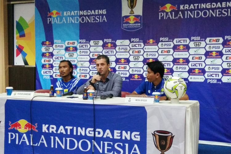 Pelatih Persib Miljan Radovic bersama gelandang Hariono saat hadir dalam sesi konferensi pers usai laga kontra Arema FC di Stadion Si Jalak Harupat, Kabupaten Bandung, Senin (18/2/2019).