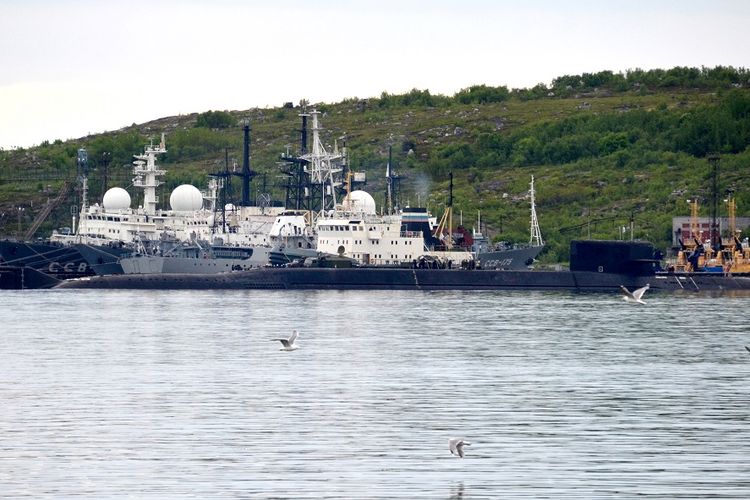 Foto yang diambil pada 2 Juli 2019, memperlihatkan kapal selam tak dikenal di kota Severomorsk, Rusia.
