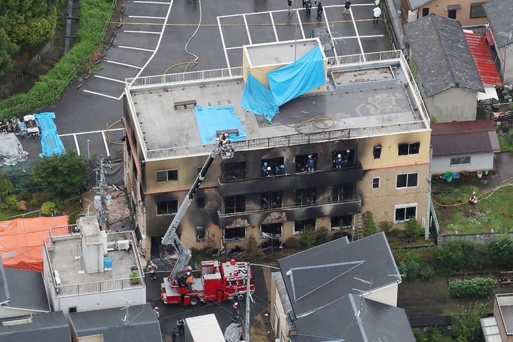 Foto udara yang memperlihatkan kondisi bangunan tempat kantor studio animasi di Kyoto, Jepang, yang terbakar pada Kamis (18/7/2019).