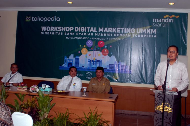 Wakil Wali Kota Sukabumi Achmad Fahmi (kanan) menyampaikan sambutan pada workshop digital marketing UMKM di Sukabumi, Jawa Barat, Selasa (17/10/17)