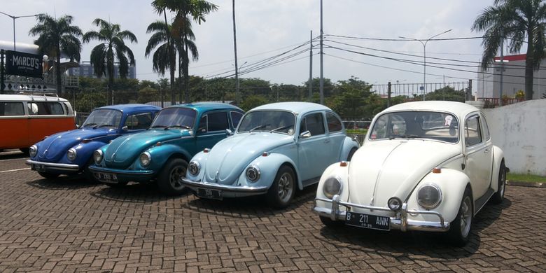 Deretan mobil klasik milik anggota Perhimpunan Penggemar Mobil Kuno Indonesia (PPMKI) yang hadir saat acara kumpul bareng di Pondok Indah, Jakarta Selatan, Minggu (4/3/2018).