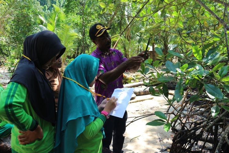 Nixon, pengajar lingkungan hidup di Raja Ampat yang giat suarakan konservasi pada anak sekolah.