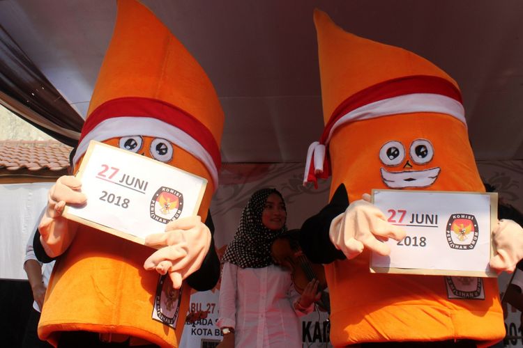 Boneka maskot berbentuk bambu runcing dengan mengenakan pakaian pangsi beraksi  saat peluncuran Maskot Pemilihan Kepala Daerah (Pilkada) Kota Bekasi 2018, di Bekasi, Jawa Barat, Minggu (10/9). Komisi Pemilihan Umum Kota Bekasi secara resmi meluncurkan Maskot yang diberi nama SiBeksi itu sebagai sarana mensosialisasikan kepada masyarakat untuk gunakan hak pilihnya pada Pilkada Wali Kota dan Wakil Wali Kota Bekasi, 27 Juni 2018 mendatang. ANTARA FOTO/Risky Andrianto/pd/17