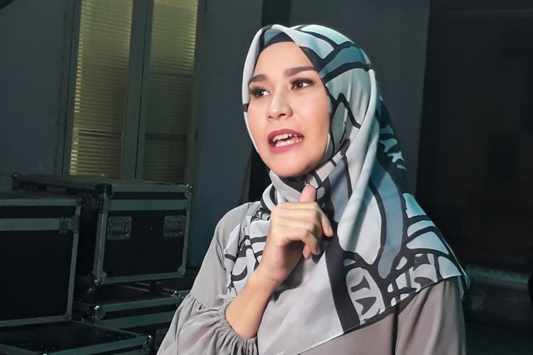 Zaskia Adya Mecca ketika dijumpai wartawan setelah mengisi sebuah acara bincang-bincang di kawasan Mampang Prapatan, Jakarta Selatan, Senin (11/9/2017).