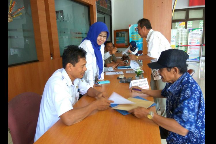 Petugas di Kecamatan Ciracas Jakarta Timur melayani aduan masyarakat.