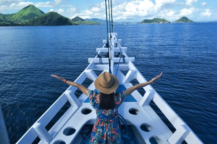 Wisatawan bersantai di atas kapal semi phinisi Wae Rebo di Pelabuhan Labuan Bajo, Nusa Tenggara Timur.