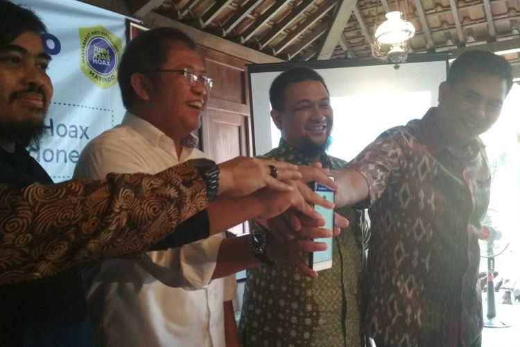 Menteri Komunikasi dan Informasi Rudiantara dan Mafindo meuncurkan aplikasi Hoax Buster Tools (HBT) di Kampung Homestay, Desa Ngaran 2, Borobudur, Kabupaten Magelang, Sabtu (10/2/2018).