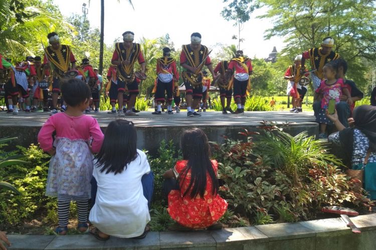 Pentas seni tradisional menghibur pengunjung candi Borobudur, Magelang, Jateng, pada libur Natal 2017.