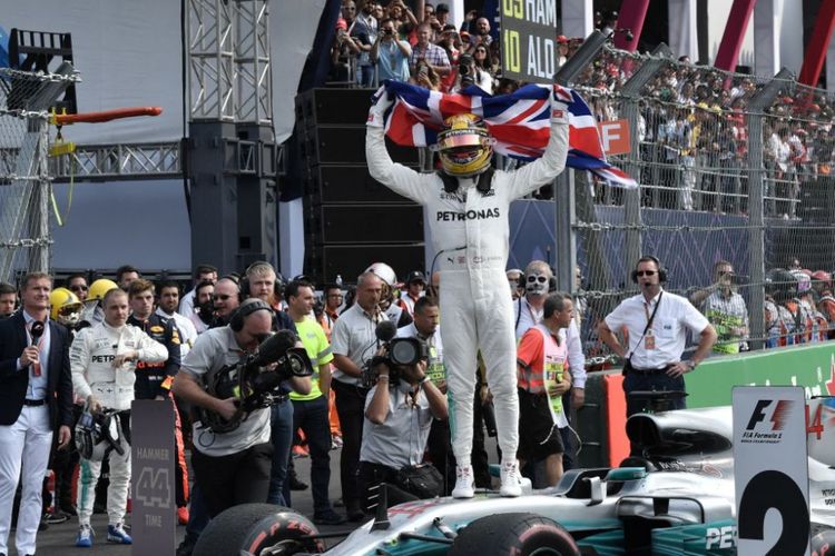 Pebalap Mercedes asal Inggris, Lewis Hamilton, memastikan diri sebagai juara dunia F1 2017 di GP Meksiko, Minggu (29/10/2017).