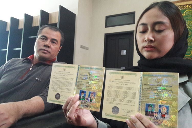 Siti Elina Rahayu didampingi suaminya Aceng HM Fikri menunjukan bukti buku pernikahan mereka kepada wartawan, Selasa (27/08/2019) di rumah Aceng Fikri.