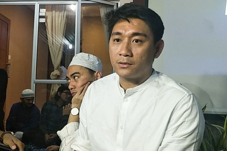 Saudara kembar Ifan Seventeen, Reidhan Fajarsyah usai menghadiri pengajian untuk Herman Sikumbang di Komplek DPR, Jakarta Selatan, Rabu (26/12/2018).