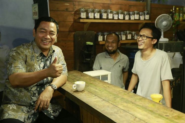 Wali Kota Semarang Hendrar Prihadi (Kiri) berkunjung ke kedai kopi di Semarang.