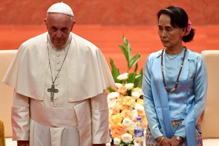 Paus Fransiskus bertemu dengan pemimpin sipil Myanmar, Aung San Suu Kyi, di Naypyidaw. Pertemuan itu secara khusus membahas tragedi kemanusiaan yang menimpa etnis minoritas Rohingya