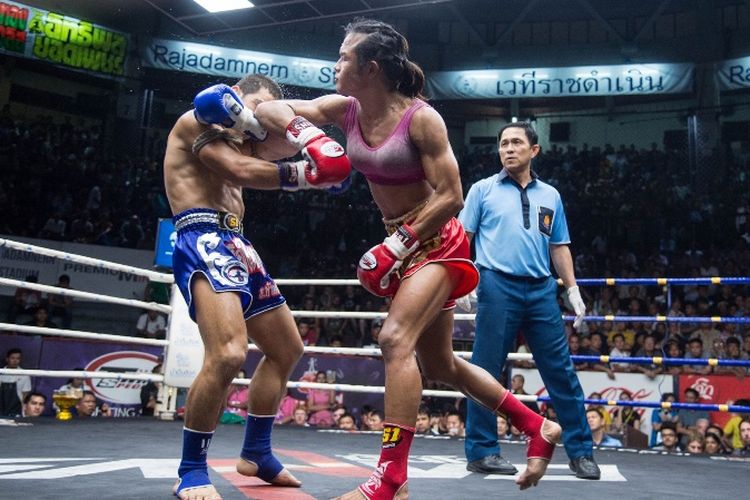 Atlet Thai Boxing transgender, Nong Rose (kanan)