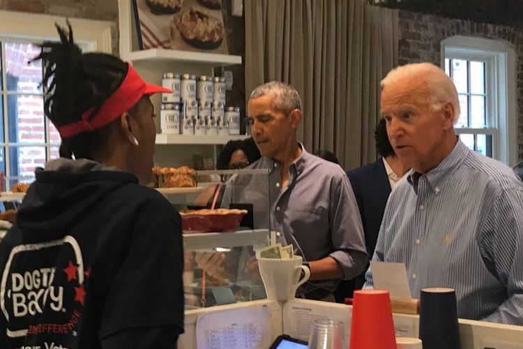 Mantan presiden AS Barack Obama dan mantan presiden AS Joe Biden mengunjungi toko Dog Tag Bakery di Washington DC, Senin (30/1/2018). (Twitter/Dog Tag Bakery)