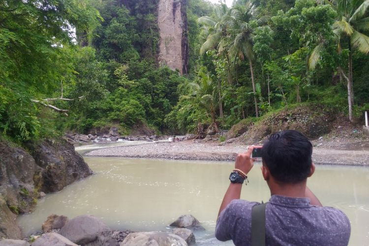 Seorang pengunjung mengabadikan suasana Tebing Kayangan di Bendungan Kayangan, Desa Pendoworejo, Kecamatan Girimulyo, Kabupaten Kulon Progo, DI Yogyakarta, Rabu (15/11/2017).