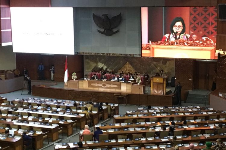 Menteri Keuangan Sri Mulyani Indrawati saat pidato mengenai kerangka ekonomi makro dan pokok-pokok kebijakan fiskal tahun 2019 di ruang rapat paripurna Nusantara II DPR, Jakarta Pusat, Jumat (18/5/2018).