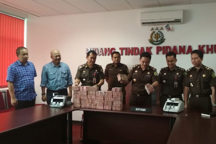Pengembalian uang kerugian negara sebesar Rp 3 miliar oleh terdakwa Muhammad Teguh yang terjerat kasus dugaan korupsi pembangunan lapangan terbang Bandara Atung Bungsu, kota Pagaralam, Sumatera Selatan, Selasa (5/3/2019).