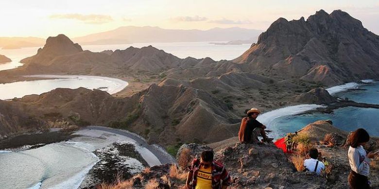 Wisa tawan berfoto di puncak bukit di Pulau Padar dengan latar belakang teluk-teluk yang ada di pulau yang berada di kawasan Taman Nasional Komodo di Kabupaten Manggarai Barat, Nusa Tenggara Timur, tersebut, 31 Agustus 2015.