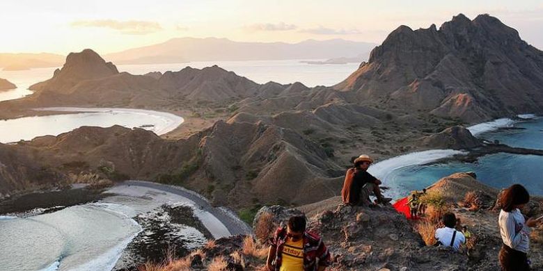 Wisatawan berfoto di puncak bukit di Pulau Padar dengan latar belakang teluk-teluk yang ada di pulau yang berada di kawasan Taman Nasional Komodo di Kabupaten Manggarai Barat, Nusa Tenggara Timur, tersebut, 31 Agustus 2015.