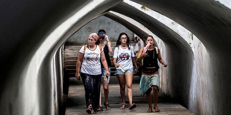 Wisatawan asing menyusuri lorong bawah tanah di kompleks Istana Air Taman Sari, Yogyakarta, Jumat (5/8/2016).