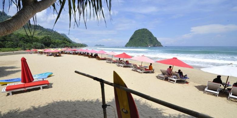 Pantai Pulau Merah di Pesanggaran, Kabupaten Banyuwangi, Jawa Timur.